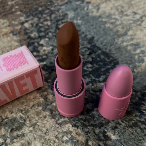 New lipstick - Picture 2 of 4